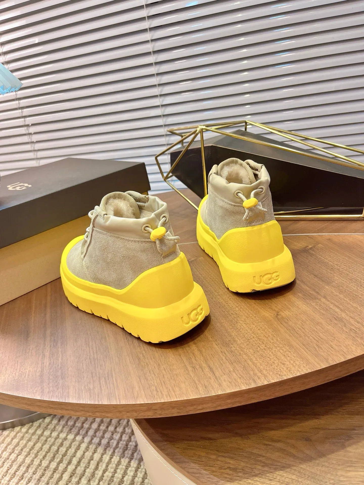 【UGG】 P: 560💰 Couple shoes Size: Women’s size 35-40 / Men’s size 40-44 UGG Tasman Weather Hybrid slip-on snow boots👢 Wang Yibo's same style 👏 adds a large orange sole to the classic Tasman shoe style, functional color contrast design, environmentally friendly waterproof and snowproof material, which has both fashionable and functional attributes. At the same time, it is paired with the new UGG furry shoes Keen's furry color-blocking jacket. Bright orange and maroon collide to create a new light outdoor style and open up a new travel experience in early autumn! Using the best materials, the 17mm fur integrated surface is warmer and breathable, and the outsole is upgraded to a lightweight and wear-resistant light wing technology outsole!